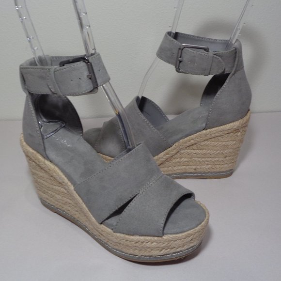 Universal Thread Size 7 CAROLINE Grey New Sandals - Picture 1 of 14